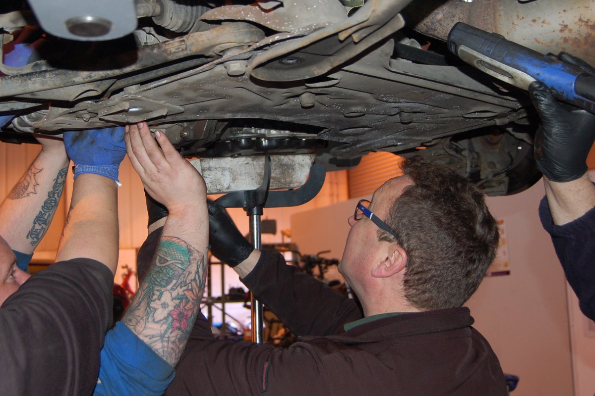 Chameleon_1's tweet photo. Many hands make light work, as the old saying goes, and a worn out clutch on one of our vehicles gave our tutorial staff the chance to show the learners how important teamwork is in the workshop. For more info on our Level 1/2 IMI-approved Motor Vehicle courses call 01283 213427. https://t.co/VgnWV8zMUX