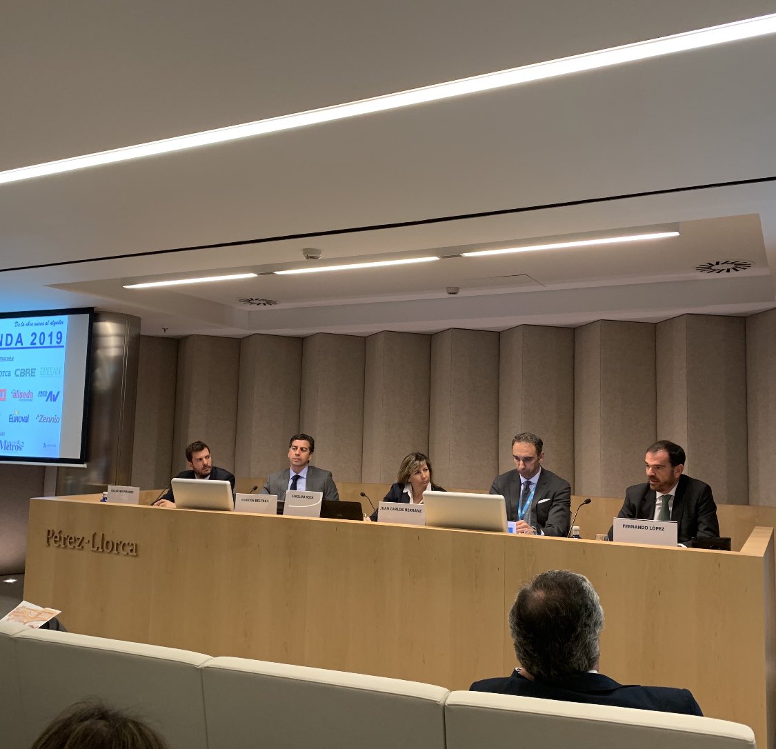 alisedaes's tweet photo. Nuestro director de ventas, Fernando López, ha participado en el XXI Encuentro sobre Vivienda de @CesineEditorial : “El futuro del sector inmobiliario pasa por apoyarnos en la tecnología y el talento para seguir innovando dentro de un marco regulatorio estable” #VIVIENDA2019 https://t.co/WL0uRlf7ty