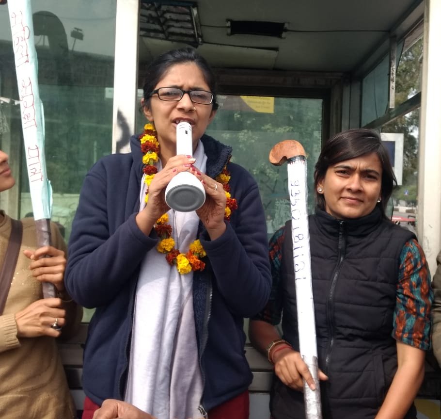 VandanaSsingh's tweet photo. #MahilaSurakshaYatra Day 4: Hockey March at Vishwavidhalay Metro. https://t.co/Bqse5A3igQ