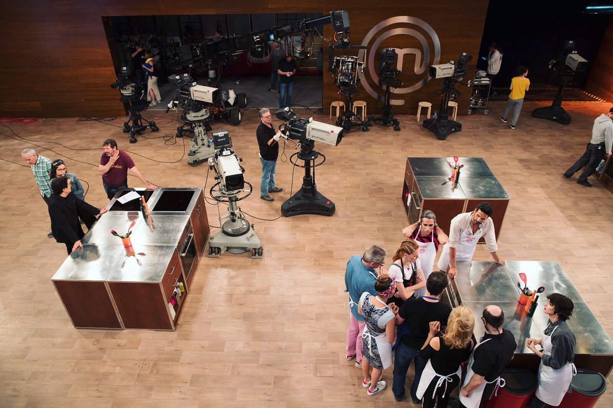 ¿Has pensado alguna vez en cómo se ven las cocinas desde la galería? Tras cada edición de #MasterChef hay un equipo enorme que se deja la piel para que todo salga perfecto en grabación rtve.es/masterchef