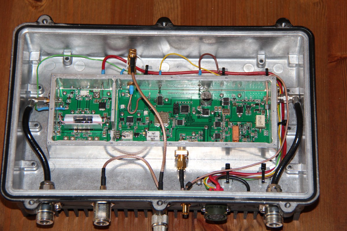 Pe1Cmo's tweet photo. The PE1CMO transverter for Es Hail satellite. This is a complete transverter with 25 (or 27) MHz reference oscillator for the LNB, a lownoise down converter from 739 to 432 MHz and a upconverter from 432 to 2400 MHz, double filtered and a 20 Watt amplifier. https://t.co/r143ErQPTx