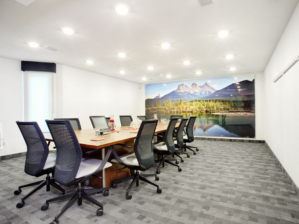 HotelElanYYC's tweet photo. Ever find yourself in need of a small space to have a meeting? Call us at Hotel Elan and we can see about getting you set up in one of our Meeting spaces!! #yyc #HotelElanYYC #HotelElan #stayuptown #meetmeon17th #meetings #uptown17th https://t.co/tuppiXYzAP
