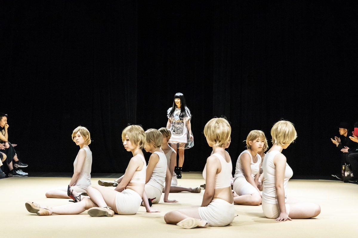 MEMUSE_official's tweet photo. MEMUSEラミネート加工の商品は、素材の特徴として、シワや小さな糸のようなものが加工の合間で入ってしまっているものがあります。ラミネートは、ご自身でいろいろな形に破いて楽しむ商品です🙂Tシャツのラミネート部分を破いてみてください💡袖や裾は後ろに引っ張るとうまく開きます👕💫 https://t.co/UYDqEHb6A7