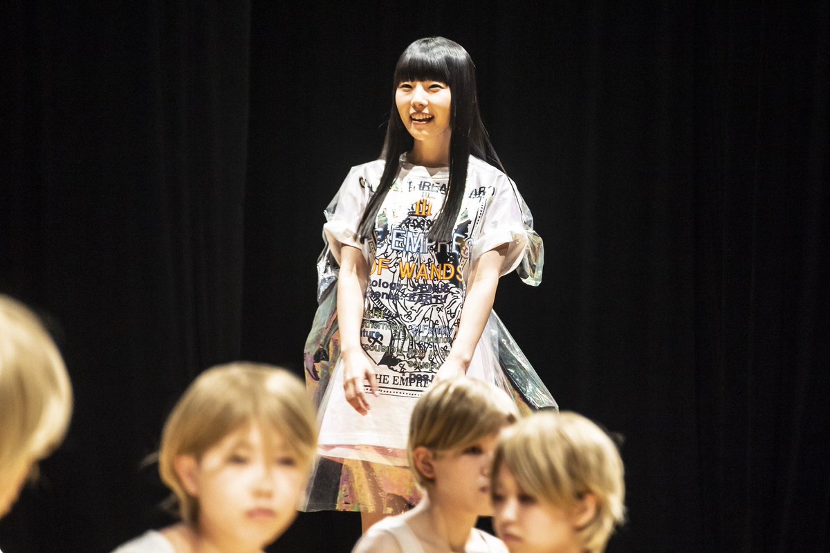 MEMUSE_official's tweet photo. MEMUSEラミネート加工の商品は、素材の特徴として、シワや小さな糸のようなものが加工の合間で入ってしまっているものがあります。ラミネートは、ご自身でいろいろな形に破いて楽しむ商品です🙂Tシャツのラミネート部分を破いてみてください💡袖や裾は後ろに引っ張るとうまく開きます👕💫 https://t.co/UYDqEHb6A7