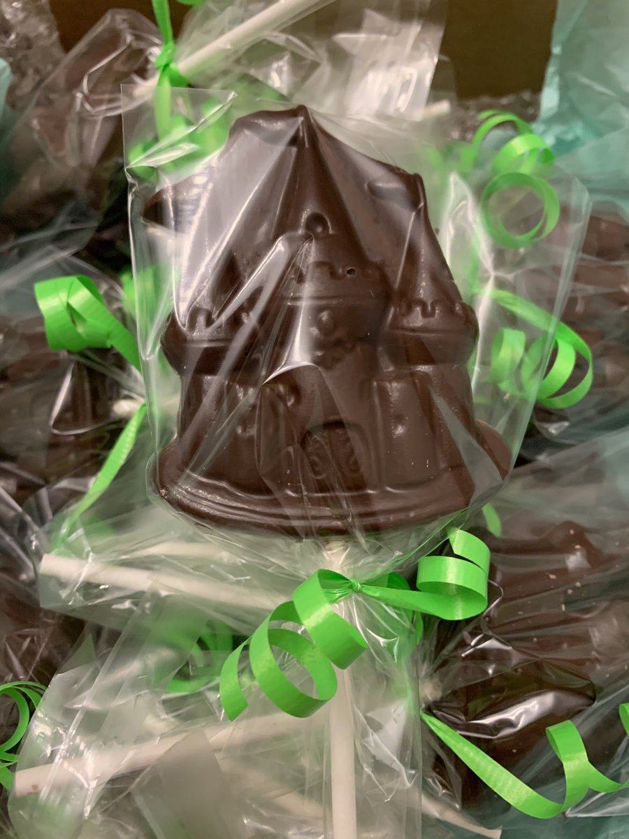 DippStixxSweet's tweet photo. These chocolate castles are headed to Oregon for a special celebration. #castles #chocolatecastles #partyfavors #royaltyparty  #chocolatetreats https://t.co/8VwlzUy5J3
