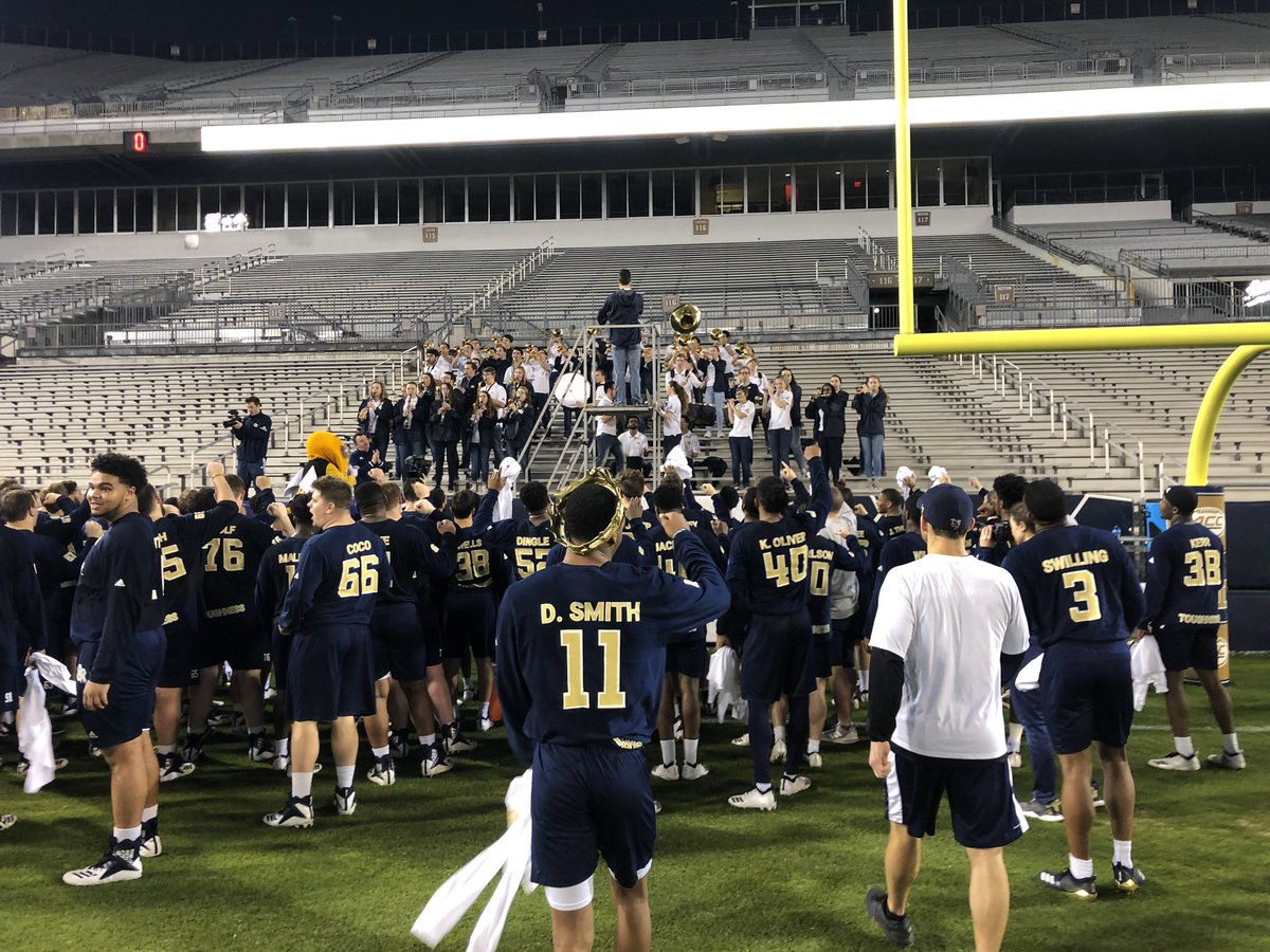 CoachRyanHorton's tweet photo. Whose band shows up for a 5:30AM workout???

Ours. Ours does.

This is a special special place.
#TOGETHERweSWARM https://t.co/4wMQganaum