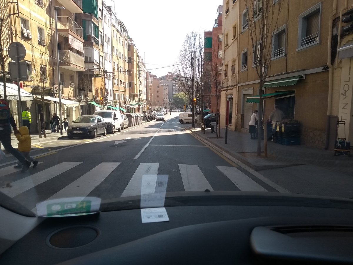 jacear's tweet photo. Hola @ajesplugues @PilarDiaz_ Cuándo nos vais a quitar/arreglar este semáforo en la Avda Torrente?La disposición es absurda (paso de cebra >Raya de stop> semáforo a 20m) y no hace más que generar atascos. #Esplugues #Desaguisado #StopObras #Finestrelles #FinestrellesDesastre https://t.co/lOfh0UG165
