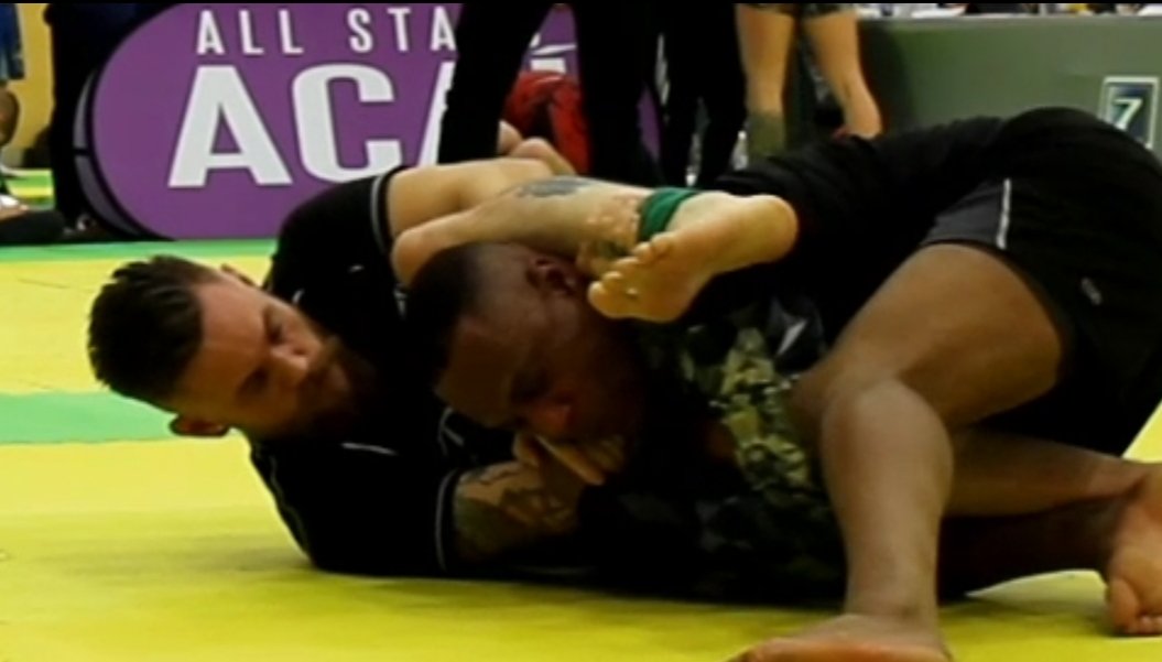 TAjreeves's tweet photo. A close up of my submission finish from Sunday. You can actually see my arm configuration and how the choke is working by blocking the blood flow in the carteroid arteries to the brain. In reality this leads to unconciosness and eventually death but in JiuJitsu just a nice tap 😎 https://t.co/OFGoRF5q9d