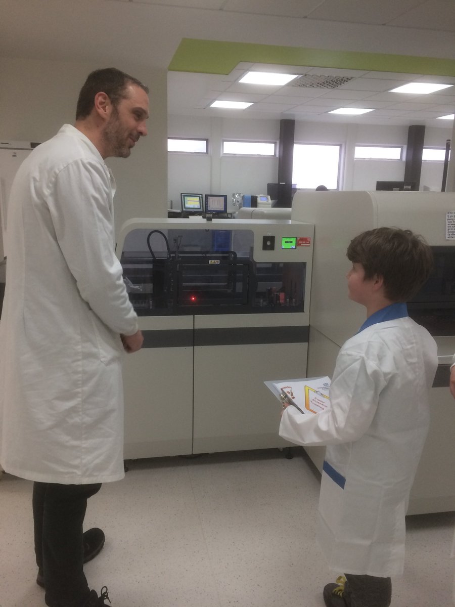 @UHMBT_Pathology proudly welcomed our 1st member of #HarveysGang to our #RLI #pathology #lab. Kaleb watched samples whizz round the analyser track, saw full blood count pictures that “looked like fireworks” & viewed blood cells down a microscope. He said it was “Awesome” 😀🔬👨‍🔬🧪