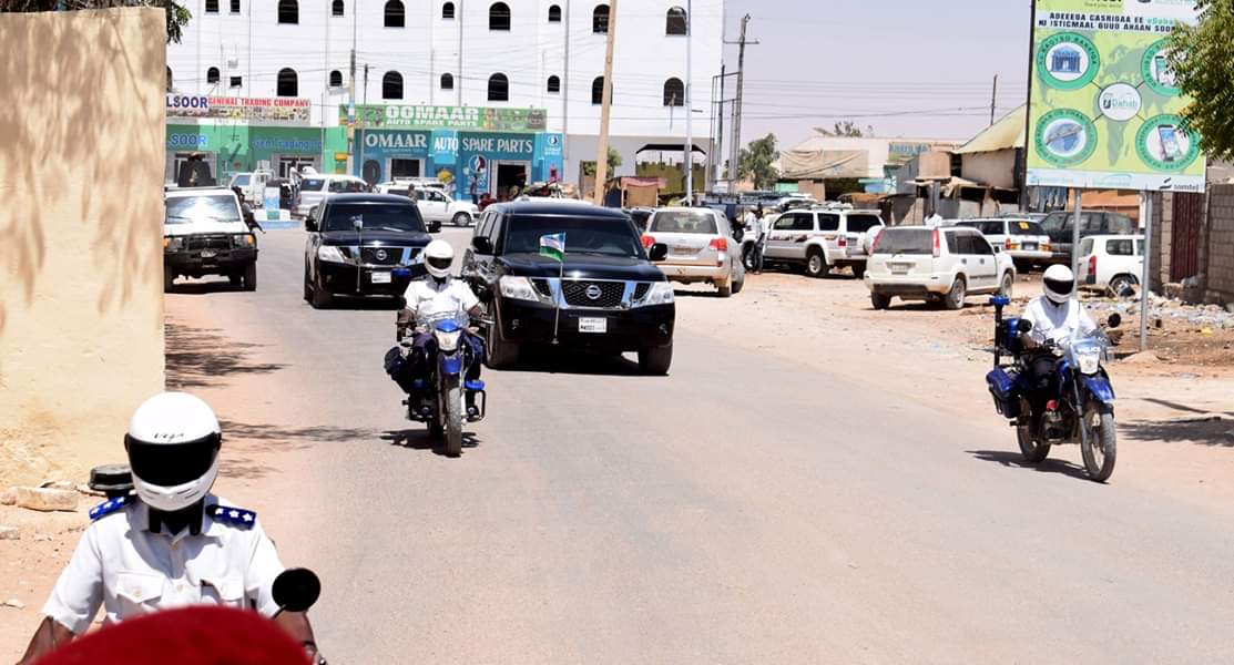 StateHousePunt's tweet photo. Madaxweynaha Dowladda Puntland @deni_abdullahi ayaa kormeer shaqo ku tegay Xarunta Guud ee taliska Police-ka Puntland Garowe 
Madaxweynaha waxaa kormeerka ku weheliyey Wasiirka Amniga iyo saraakiil ka tirsan Ciidanka Police-ka Puntland.
#Puntland #TiigsiIyoTayeyn https://t.co/Vg9s3nabxU
