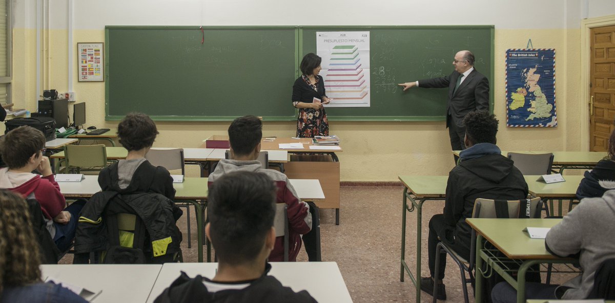 EdufinAEB's tweet photo. ¡Hoy hemos arrancado #YoSoyTusFi! La primera clase de nuestro programa de #EducacionFinanciera ha sido sobre cómo hacer un presupuesto familiar. Aquí te contamos de qué hablaron los alumnos del @iessimancas con nuestro presidente, José María Roldán. https://t.co/QttLSpCcHP https://t.co/7NVJeAgADo