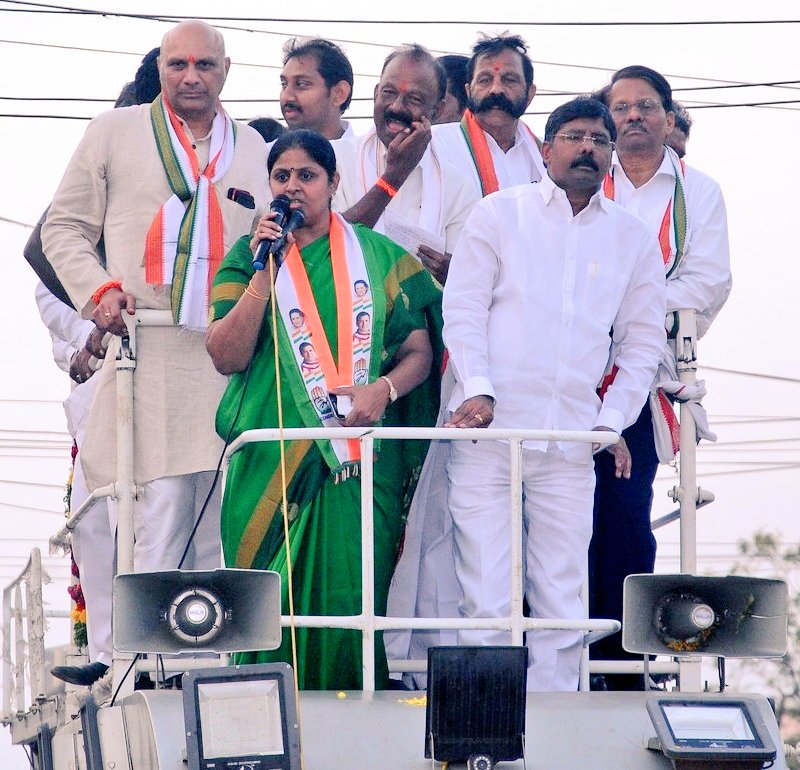 SunkaraPadmasri's tweet image. Addressing people in Hanuman Junction during #PratyekaHodaBharosaYatra with @INCIndia Spokesperson smt.@khushsundar ji &amp;amp; @INC_Andhra Leaders. #APDemandsJustice #ApDemandsSpecialStatus 

@MahilaCongress @RahulGandhi @sushmitadevmp @keshavyadaviyc @KPadmaRani1 @AP_pyc @HasibaAmin