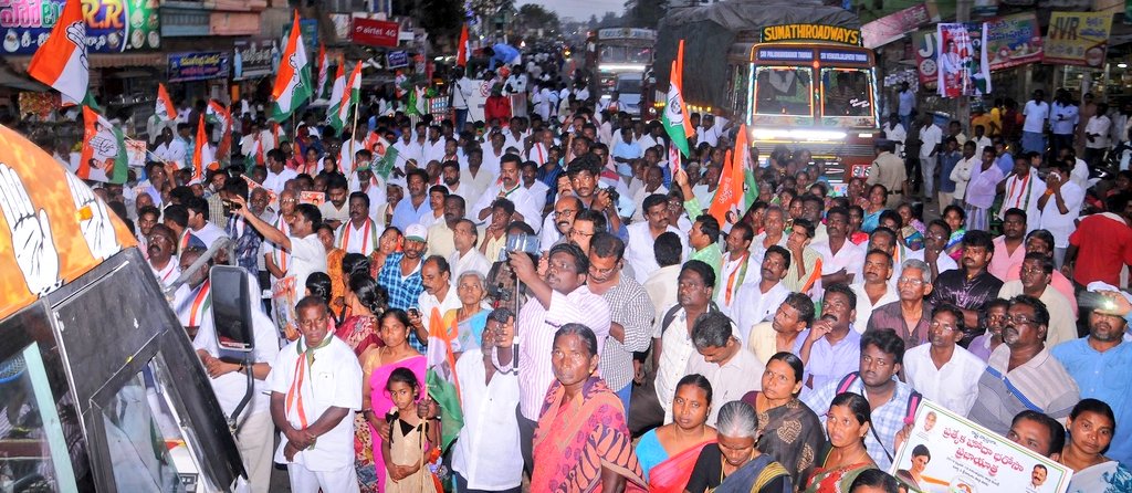 SunkaraPadmasri's tweet image. Addressing people in Hanuman Junction during #PratyekaHodaBharosaYatra with @INCIndia Spokesperson smt.@khushsundar ji &amp;amp; @INC_Andhra Leaders. #APDemandsJustice #ApDemandsSpecialStatus 

@MahilaCongress @RahulGandhi @sushmitadevmp @keshavyadaviyc @KPadmaRani1 @AP_pyc @HasibaAmin