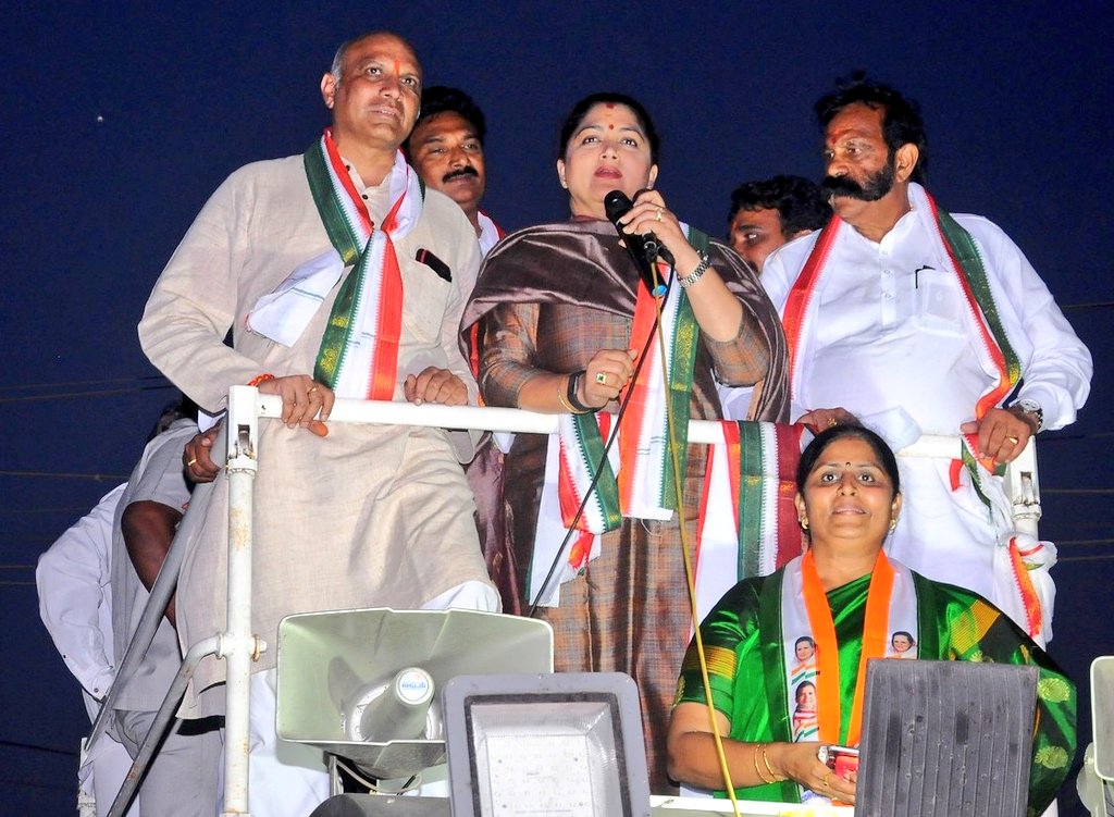 SunkaraPadmasri's tweet image. Addressing people in Hanuman Junction during #PratyekaHodaBharosaYatra with @INCIndia Spokesperson smt.@khushsundar ji &amp;amp; @INC_Andhra Leaders. #APDemandsJustice #ApDemandsSpecialStatus 

@MahilaCongress @RahulGandhi @sushmitadevmp @keshavyadaviyc @KPadmaRani1 @AP_pyc @HasibaAmin
