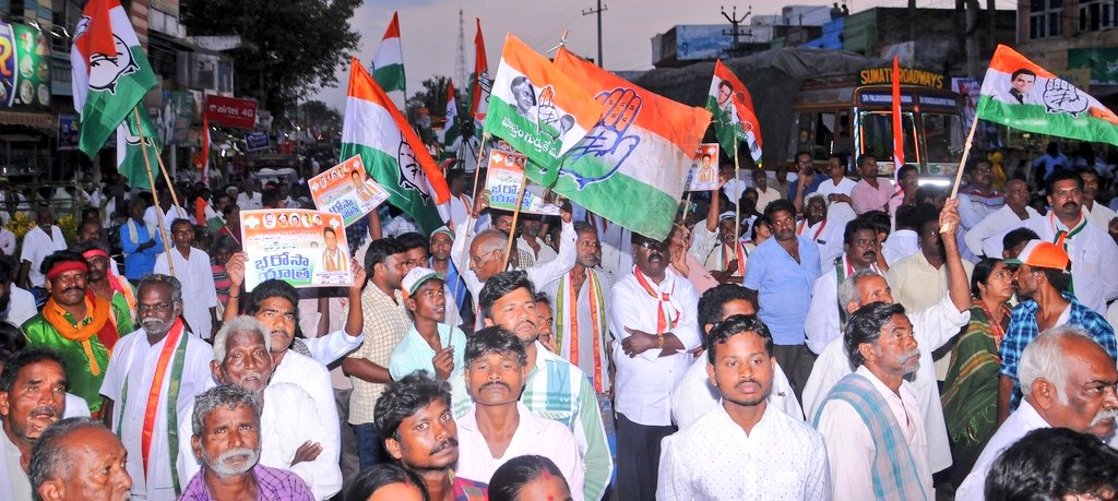 SunkaraPadmasri's tweet image. Addressing people in Hanuman Junction during #PratyekaHodaBharosaYatra with @INCIndia Spokesperson smt.@khushsundar ji &amp;amp; @INC_Andhra Leaders. #APDemandsJustice #ApDemandsSpecialStatus 

@MahilaCongress @RahulGandhi @sushmitadevmp @keshavyadaviyc @KPadmaRani1 @AP_pyc @HasibaAmin
