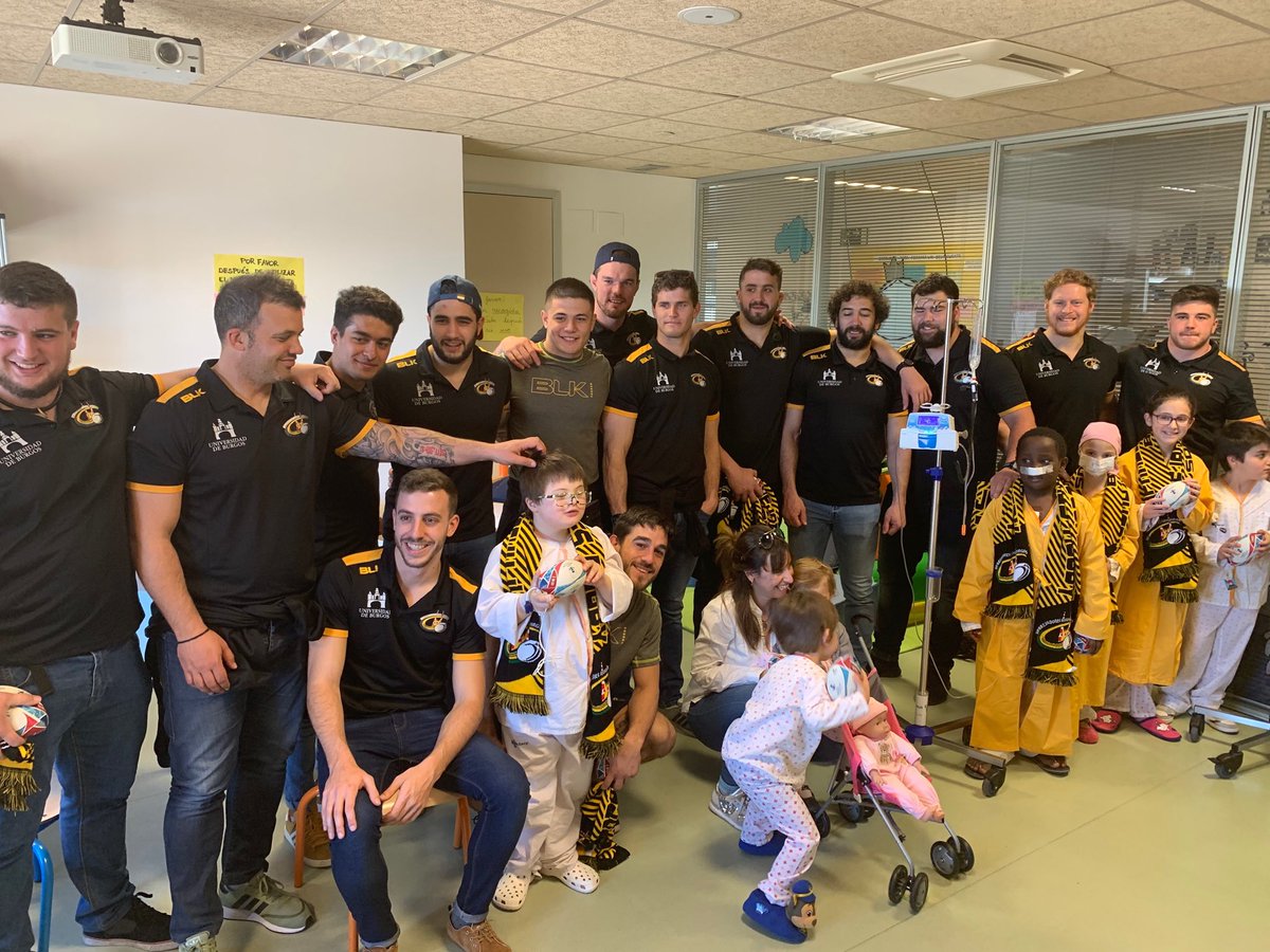 Está mañana hemos pasado por el HUBU para entregar balones y bufandas a los peques que están ingresados allí