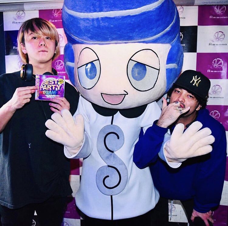 monao_jp's tweet photo. SALUさん
山田親太郎さん
MC KENBOWさんがアンモナに
遊びに来てくれたモナ〜!
久しぶりにアンモナでDJもしたモナ〜!
#SALU #山田親太郎 #MCKENBOW #highsideMonkey #SPASTA #CHAPTER #LIMELIGHT #ONEMOREDRINK #SISTERMUSIC #FRIDAYACCOUNT #サタモナ #モナキング #ゆるキャラ #monaking https://t.co/QW2oPCfA9t