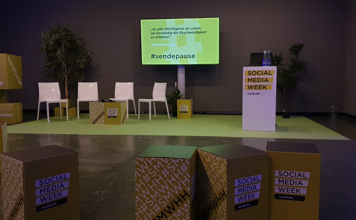 JoMajHee's tweet photo. Nach einer kurzen #sendepause in #Altona bei der @SMWHH geht es gleich weiter. Mal sehen, ob #GoogleMaps die Transformation zum #socialnetwork schafft #SMWHH https://t.co/CSwWvbI1aW