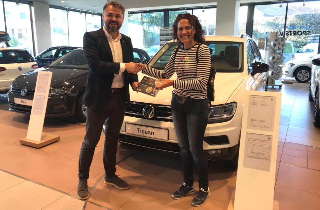 TartiereAuto's tweet photo. Lina Barril ya ha recogido la caja @Vivobox   que ganó gracias a contarnos su mejor experiencia a bordo de un Volkswagen.
En la foto aparece con José Manuel Suárez, director de ventas de Volkswagen en @TartiereAuto 
#QuéTeEnamoradetuVolkswagen #VwAsturias https://t.co/xzbcwRZIs0