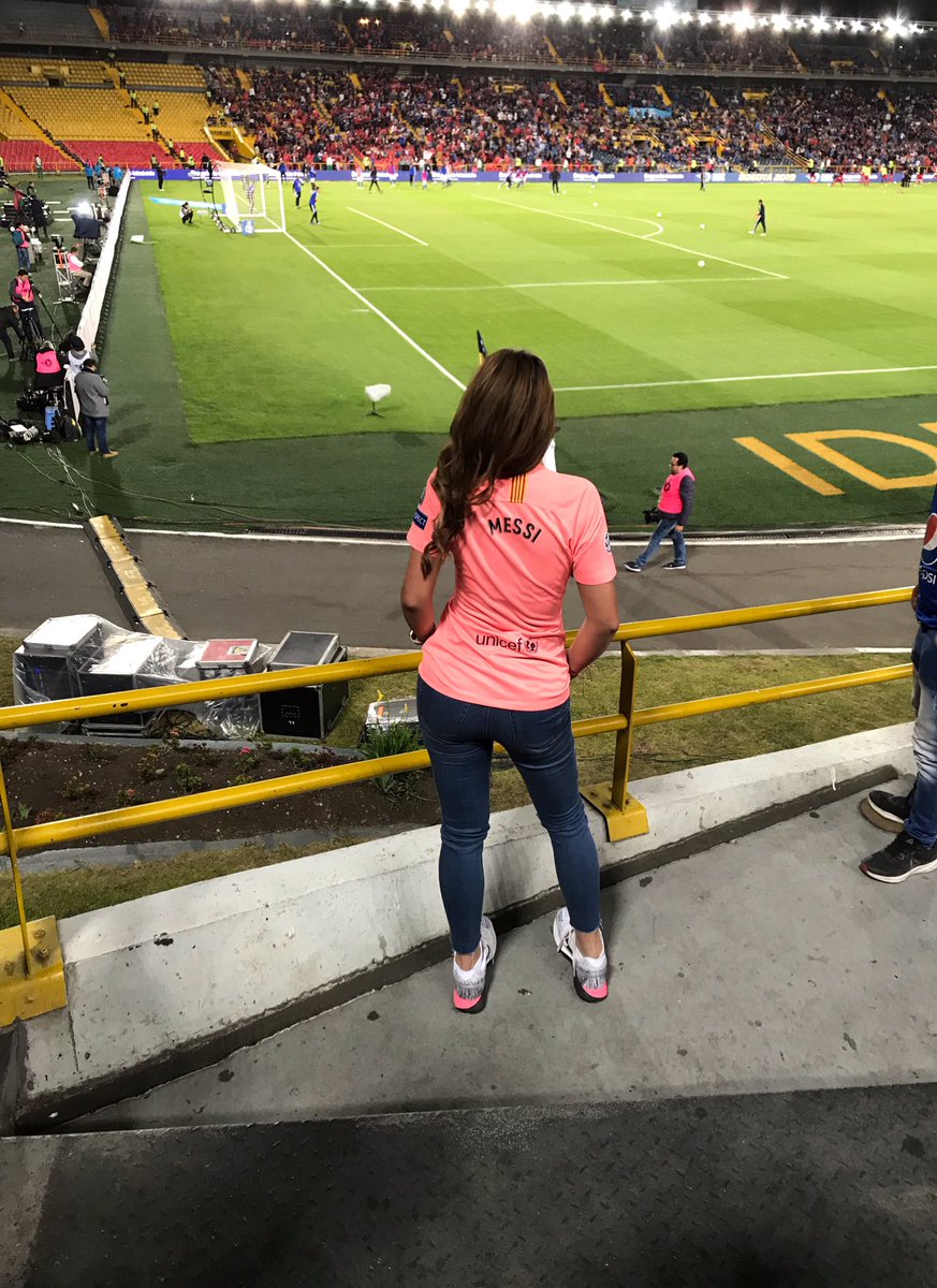 TatianaLizar's tweet photo. Hoy es miércoles y hay un Madrid - Barça! No es eso hermoso? 🥰😍 #ForçaBarça #CopaDelRey #ElClásico #Messi40 https://t.co/mphBtDHXBB