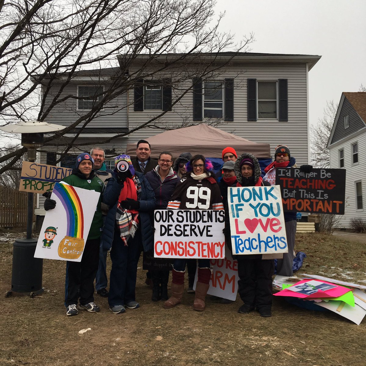 ClevelandACTS's tweet photo. Team @SherrodBrown in the house! Thanks John, Meg, and Drew for joining us this morning. #RedForEd #TeacherStrike #SummitAcademies #SummitOnStrike https://t.co/OTlU1FZlZ2