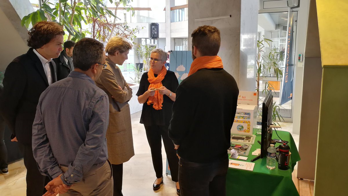 Lors du #ShowHello <a href="/orange/">Orange</a> à #Rennes récupération des vieux mobiles pour réduire notre empreinte écologique <a href="/OrangeRSE/">Orange RSE</a> <a href="/fabiennedulac/">Fabienne Dulac</a> <a href="/JacobsPierre/">Pierre Jacobs</a> <a href="/lmartinblanc/">Laurent Martin-Blanc</a> cc <a href="/FdeRugy/">François de Rugy</a>