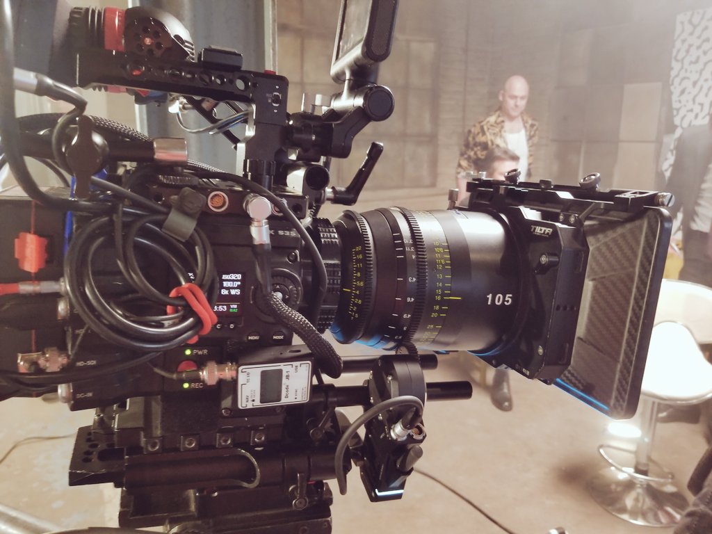 MichaelSuLV's tweet photo. My set up on the sci-fi feature #AttackoftheUnknown @RED_Cinema #EpicW #6KWS @Tokina_Cinema #VistaPrime105 @BLUESHAPE_IT #GraniteMini140 @Zacuto #GraticalEye @TILTAtiltamax #NucleusM @Cinegears #GhostEye150 @IntellytechLED #F485 #F165 #LC160 https://t.co/GCUcsziGnf