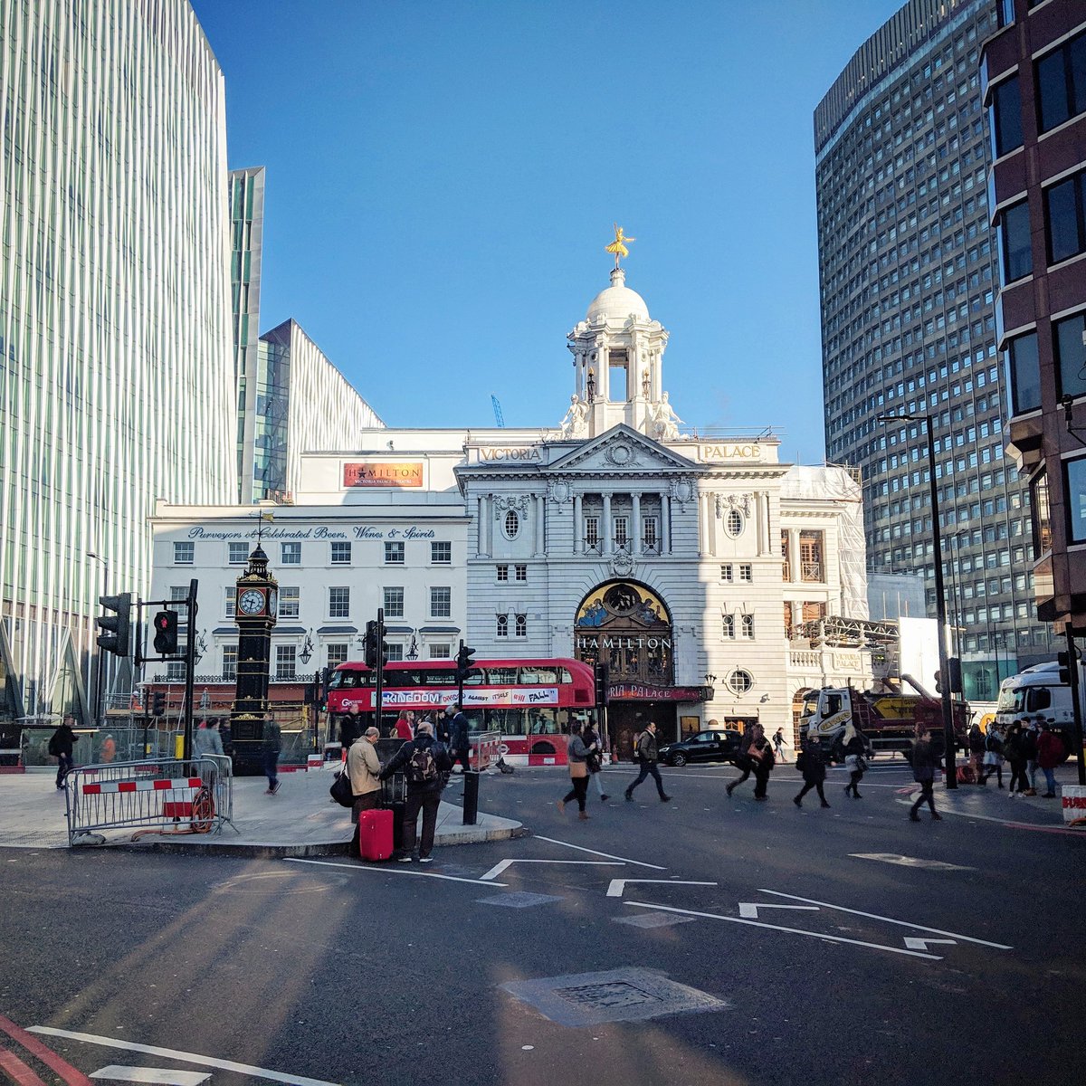 HamiltonWestEnd's tweet photo. Another beautiful day at the Victoria Palace Theatre! #HamiltonLDN 🇬🇧 https://t.co/xhGodWzmtJ