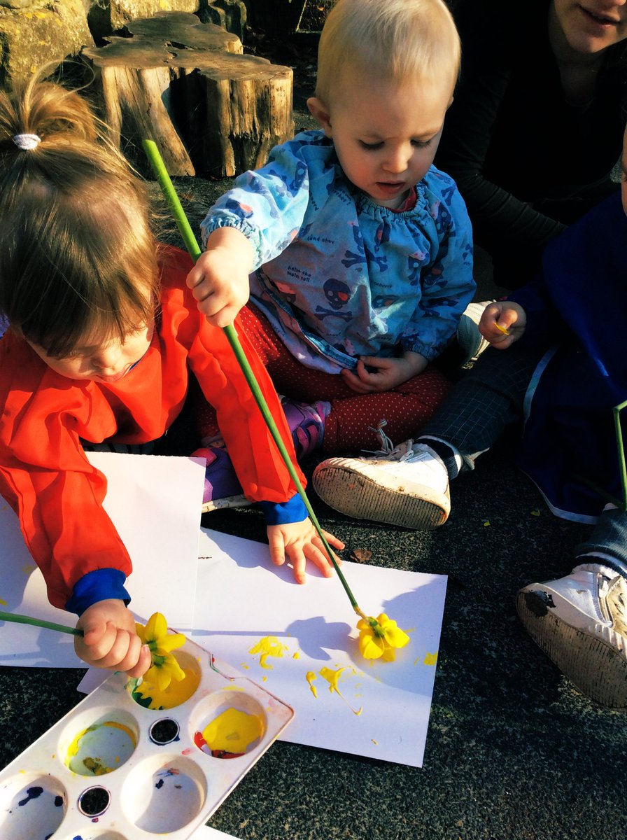 Babies were looking at spring and were smelling the daffodils. We looked at the colours and shapes and then created our own daffodils using paint and daffodils as the brushes. #messinthegarden #springiscoming #daffodils #brughtcolours #snapsshapes #outdoors