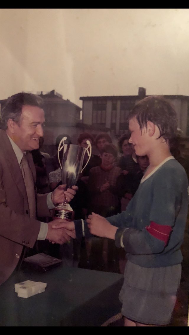 Calcio d’altri tempi: qualche giorno fa chiedevo a mia mamma ( quasi ottantaseienne) quale fosse stato per lei il momento più bello della mia carriera?Quando a 16 anni sei tornato senza borsa di allenamento e mi hai detto che eri in prima squadra e che ti lavavano gli indumenti