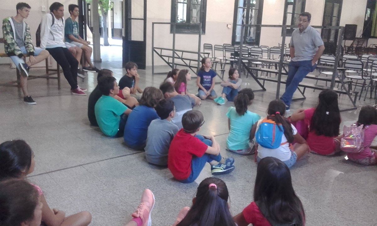 SMI_Mza's tweet photo. ¡Bienvenidos! La Orquesta Escuela de General San Martín recibió 50 niños nuevos
En la Escuela San Martín, a pesar de las vacaciones, no todo es silencio. En el patio hay casi 50 niños que esperan conocer los instrumentos  y los docentes de la Orquesta. https://t.co/GiOoqgOtMH