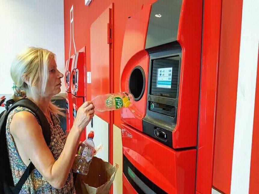 efoulon1's tweet photo. En Allemagne, vous retouchez jusqu’à 0,25€ par bouteille en verre/ plastique et par canette que vous recyclez

Résultat : taux de collecte 98,5% https://t.co/h0GtYWQWvO