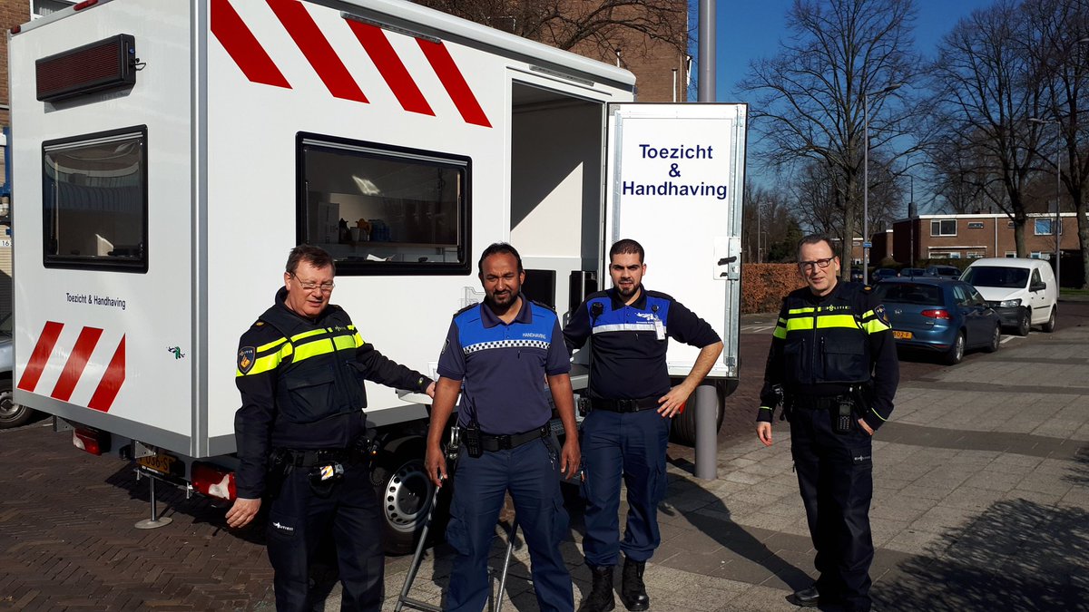 Samen met <a href="/HandhavingN_010/">HandhavingNoord010</a> op de #Teldersweg voor de bewoners. l #koffiemeteencop #wijkcontacten #preventie