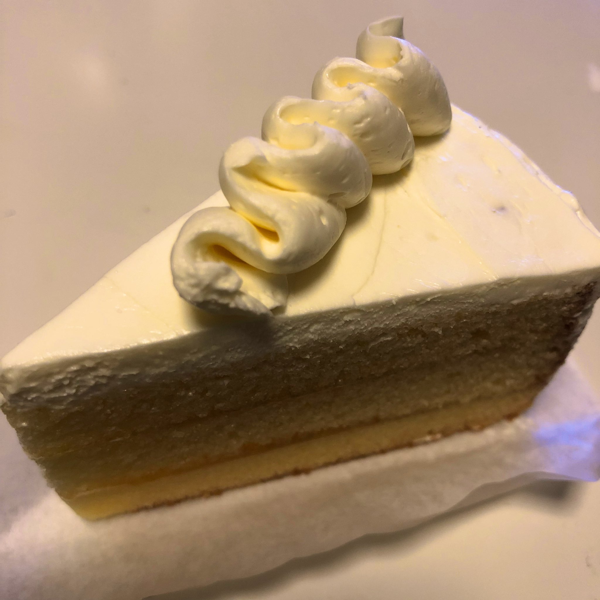 けいじ 不二家のバタークリームケーキ 小さい頃はケーキあまり好きじゃなかったのに いつしか好きになったのはバタークリーム ホイップor生クリームの変化があったのだろうと今では思う で 現代のバタークリームは やっぱ生クリームがいいなぁ 生地も