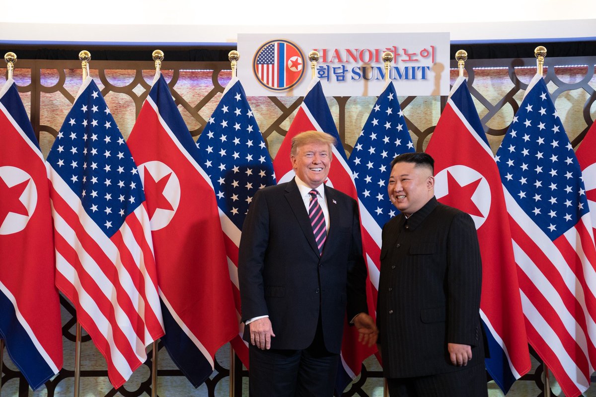 Mercedes_benz77's tweet photo. On February 27, 2019, the two leaders of the North American summit in Hanoi, Vietnam met again in eight months. US President Trump and Chairman Kim Jong Eun shook hands in front of the flags of the two countries, sat in a chair, had a short interview, and then had dinner.🇺🇸🇰🇵🇻🇳 https://t.co/gkeZousYtn