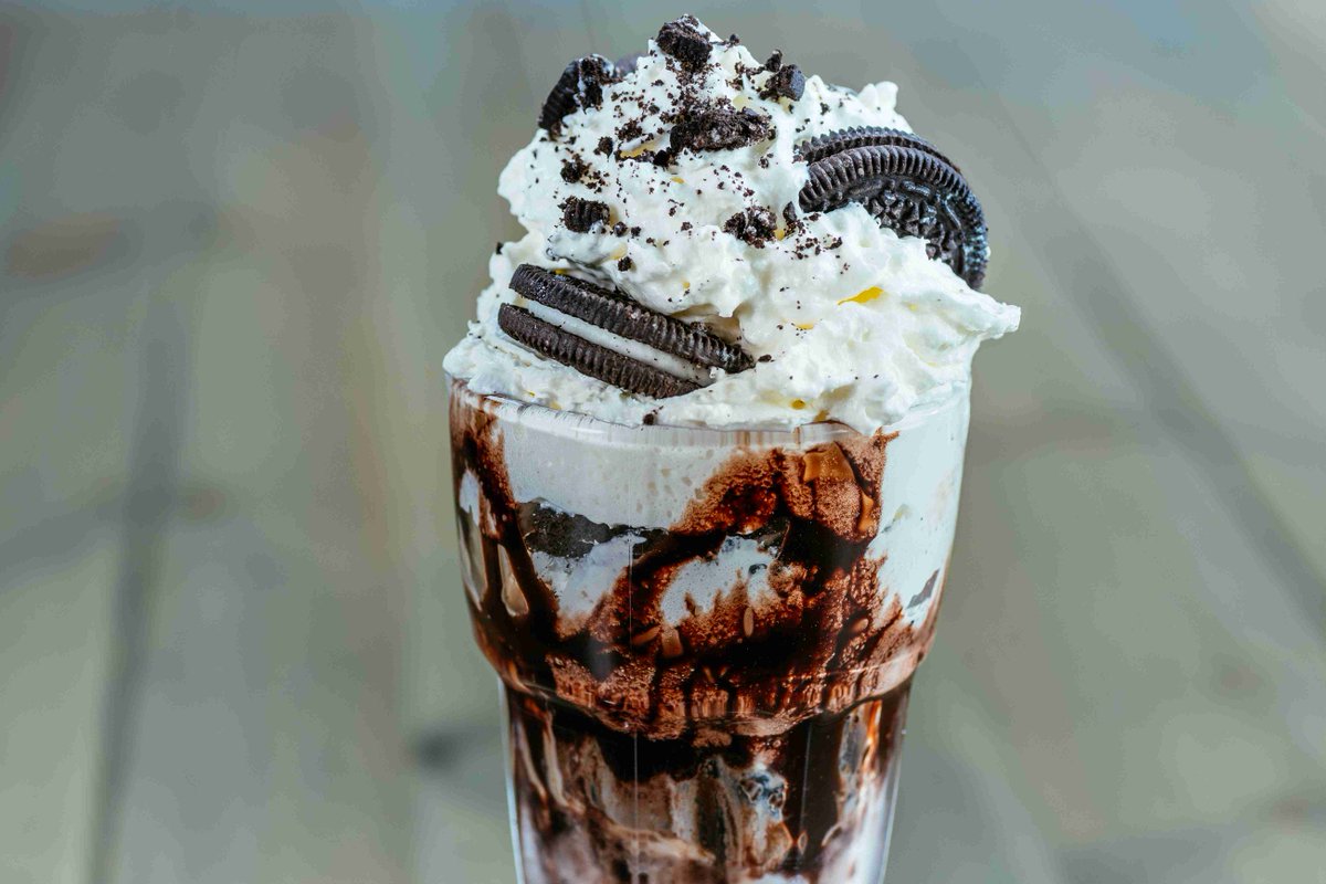 ElevensBarGrill's tweet image. The sun is shining and we fancy a treat! Get your hands on our delicious Elevens Sundae. Topped with Oreo ice-cream and biscuits, this is definitely a winner!

#Sun #Springisonitsway #Icecream #Elevens