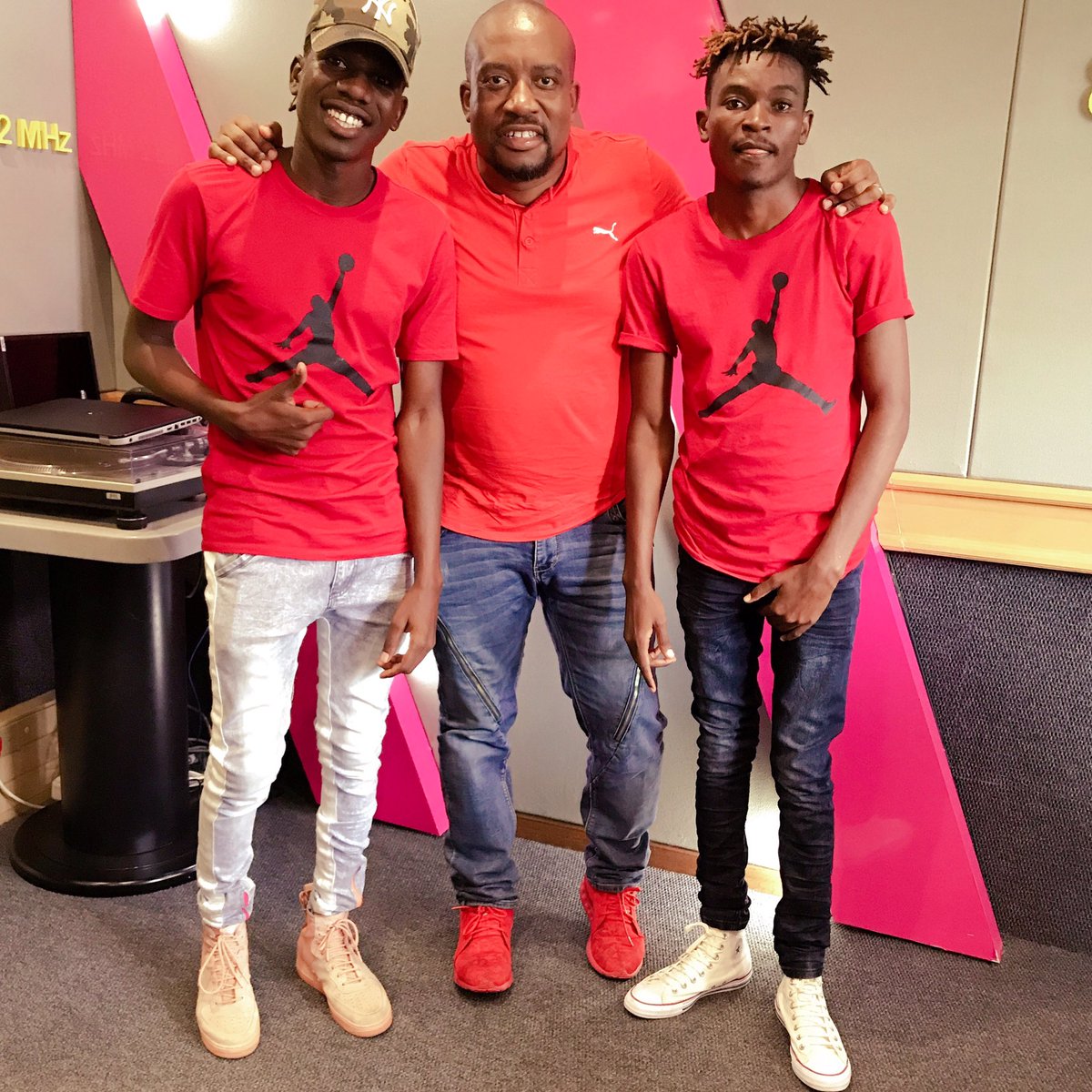 Djbrianrikhotso's tweet photo. Hi nkhese ku vhakeriwa #dzumbanamina #iamradio @Munghana #XMA15 https://t.co/SwY1j8b0EK