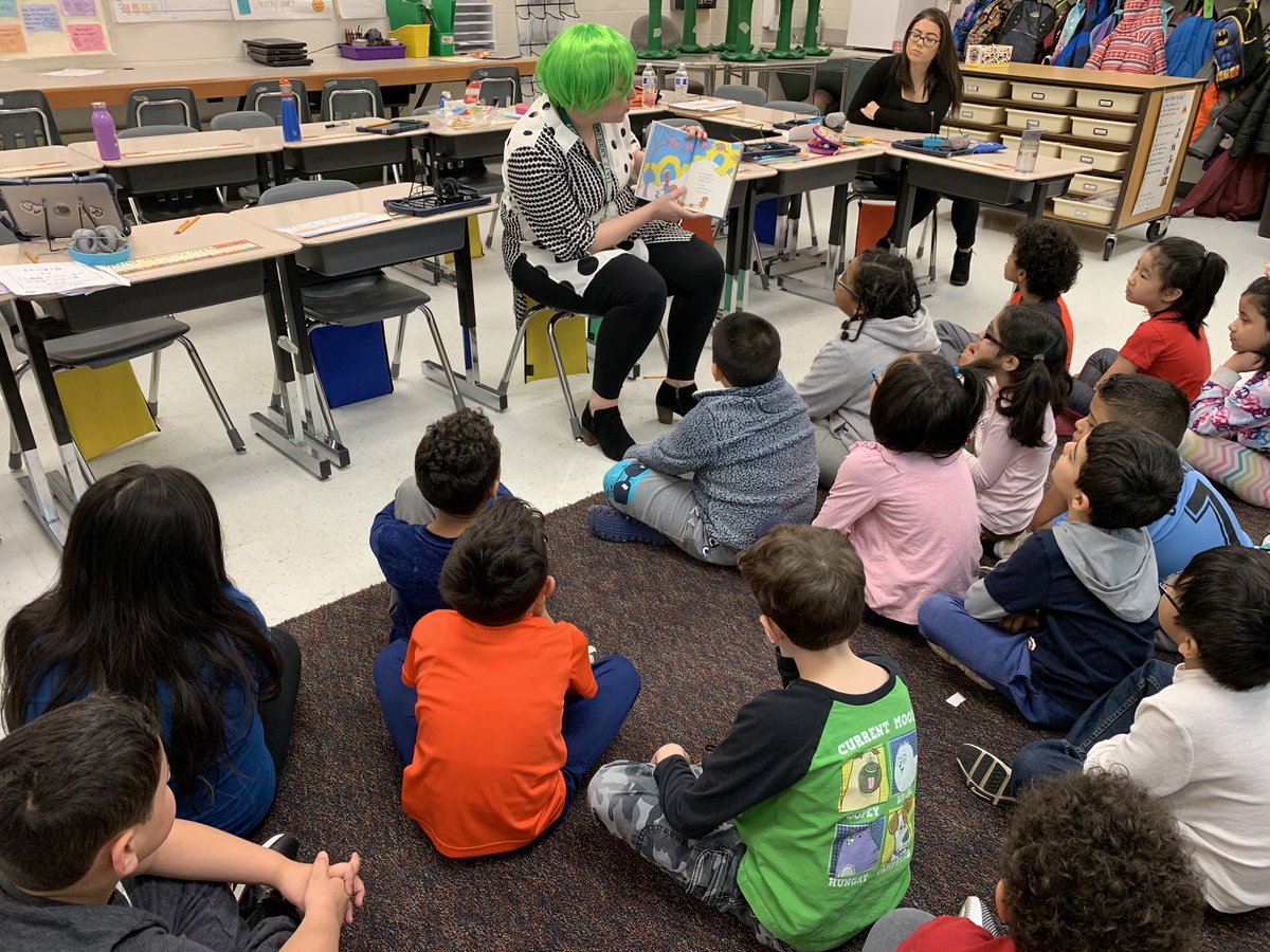 MrsBarry_RRD's tweet photo. We were so excited for our special celebrity guest today during 1, 2, switcharoo! #ReadAcrossAmerica #OhTheThinksYouCanThink #WackyWednesday @AbbyLSacco @RRD_LCPS https://t.co/uV3rih6gOF