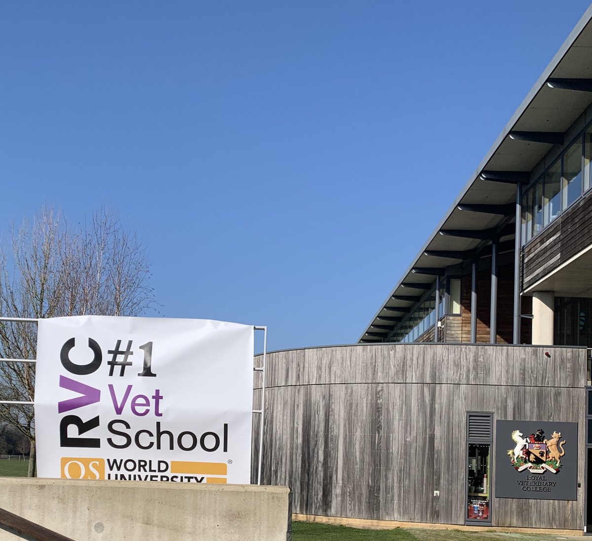 JaneDavidsonPhD's tweet photo. Blue skies and happiness! Such a great buzz on campus today!#RVCisOpen #planetrvn #teamvet
@RoyalVetCollege https://t.co/J5gqwWR2cv