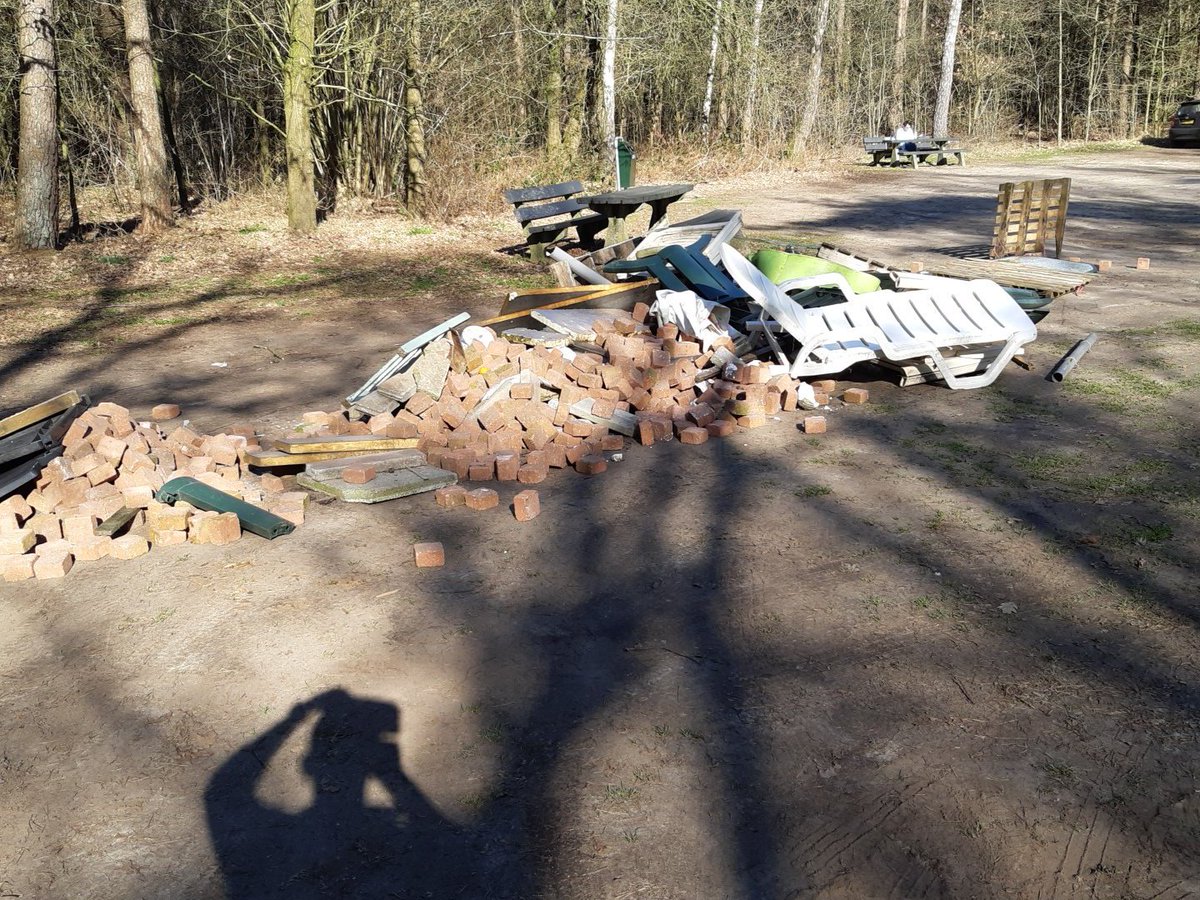 Wat een schitterend weer,echt tijd voor een voorjaarsopruiming.
Maar dit dumpen op een picknickplaats is echt niet normaal!!