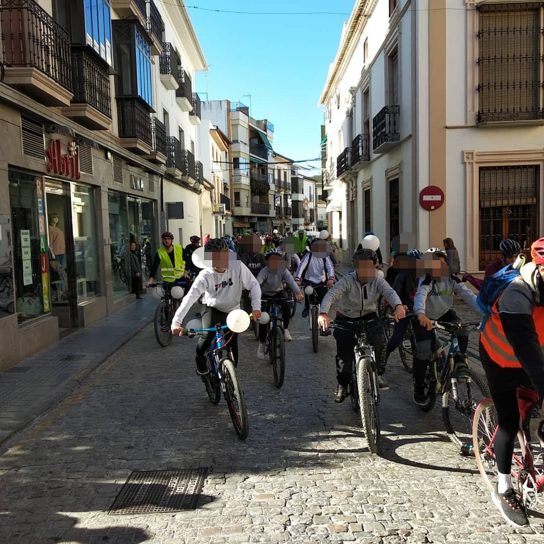 policiamontilla's tweet photo. 📣📣@policiamontilla 🚔👮‍♂️👮‍♀️ ha colaborado en el día de hoy en la marcha en bici 🚴🏼‍♀ organizada por  #IESEmilioCanalejo con motivo de su 50 aniversario, dando seguridad a dicho evento.
Felicidades y que sean por otros muchos más 🎈 🎉 
#50Aniversario
#somostupolicia https://t.co/M6pMOTU8Oc
