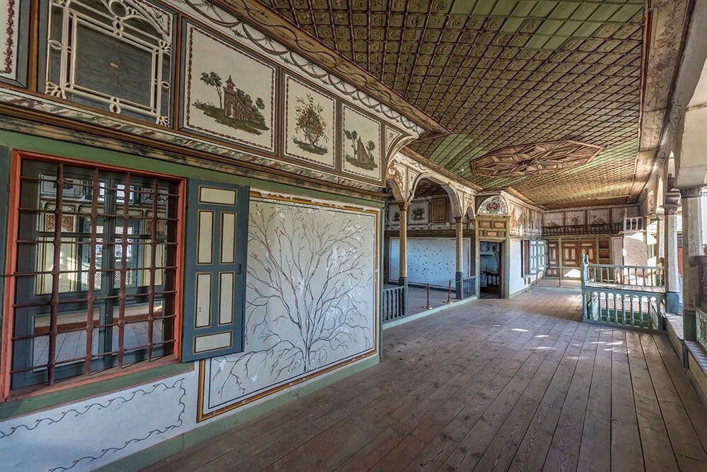 Birgi Çakırağa Konağı. Odalardan birinde İstanbul,diğerinde İzmir,sofada ise kaleli bir sahil kenti resimlenmiştir. Konağın inşaatı 1761 yılında Şerif Aliağa tarafından başlatılmış olup konağın tezyinatı 19. yy başında yapılmıştır. F1:  @AydnSertbas F2-3-4:  https://islamicart.museumwnf.org/database_...