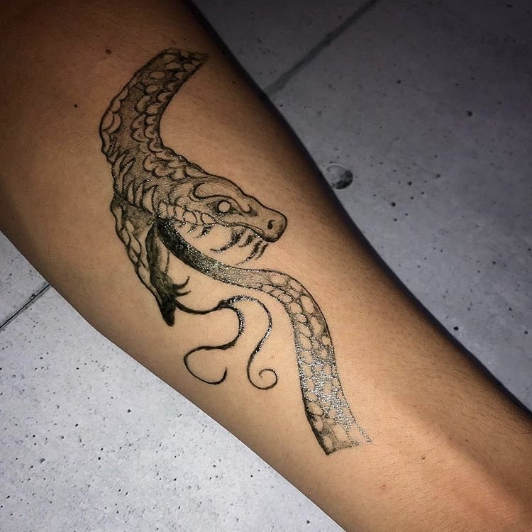 福岡ジャグアタトゥー Sun Flower スネーク デザイン ヘビが自身の尻尾を食べる タトゥーの意味は ヘビがみずからの尾を食べることで 始まりも終わりも無い完全なもの という意味だそう ジャグアタトゥー サンアンドフラワー 痛くないタトゥー