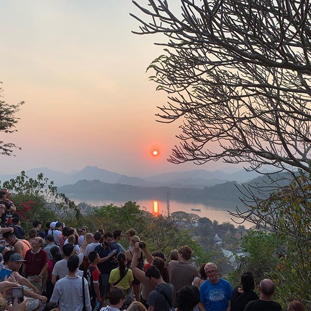 henchanchanchan's tweet photo. #夕陽 と#メコン川 と#人混み
#プーシーの丘 #ルアンパバーン #ラオス #sunset #mekongriver #phousi #phusi #luangprabang #laos https://t.co/ZrpXt2Xf3x