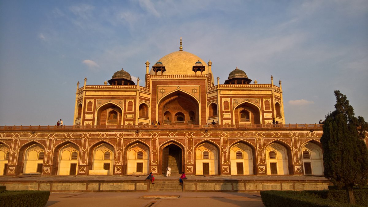 Smartiesproject's tweet photo. Made it to #HumayansTomb with @Steve_Puttick after work as the #Delhi sun was setting. Gorgeous light for a wander around. https://t.co/sNyzNkAtmo