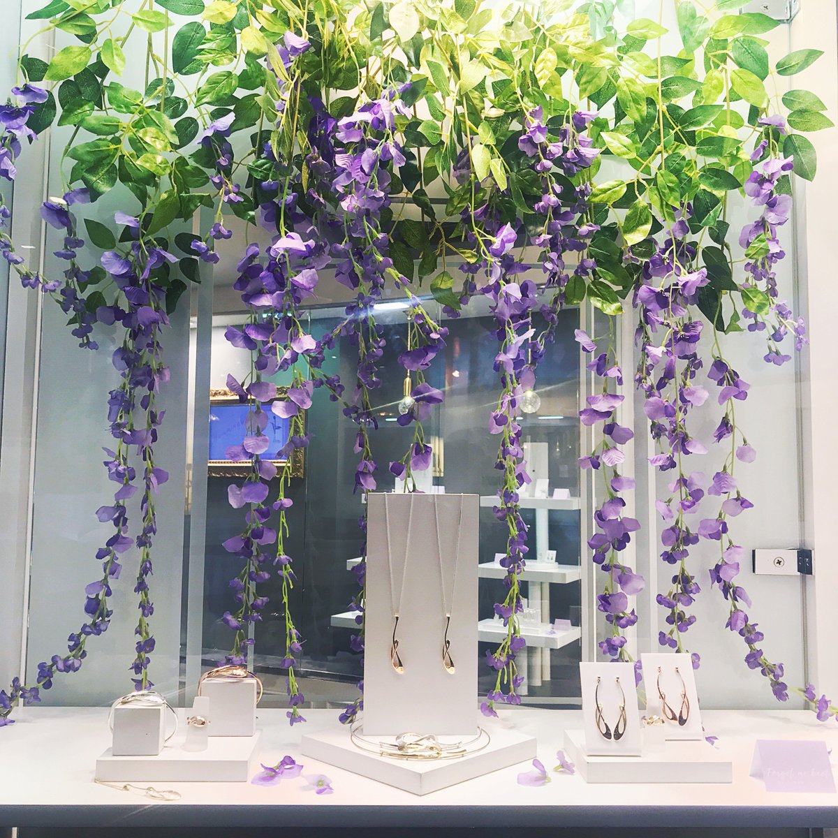 SimonPureDesign's tweet image. I’m in love with our new wisteria window displays. This stunning lilac is making a beautiful backdrop for the Forget Me Knot collection. #gfordindie #windowdisplaydesign #uniqueshop #experienceguildford #visualmerchandising #creativelifehappylife #giftlocal @GuildfordnBloom
