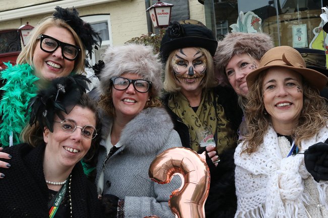 GemGulpenWittem's tweet photo. Morgen is het zo ver en barst de carnaval in Gulpen al los! Traditiegetrouw trekken de Auw wiever door Gulpen 👵 (11.11 uur start op de Markt) en meert ook de prachtige @blauwsjuut aan ⚓️ (15.25 uur op de Markt). Kom een kijkje nemen! 🎭 https://t.co/RePDIY8jPr