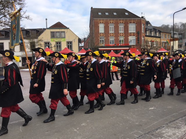 GemGulpenWittem's tweet photo. Morgen is het zo ver en barst de carnaval in Gulpen al los! Traditiegetrouw trekken de Auw wiever door Gulpen 👵 (11.11 uur start op de Markt) en meert ook de prachtige @blauwsjuut aan ⚓️ (15.25 uur op de Markt). Kom een kijkje nemen! 🎭 https://t.co/RePDIY8jPr