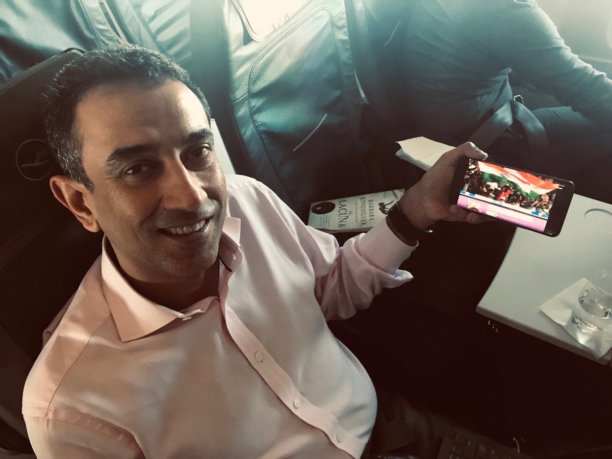 Look who I met on the way back from #MWC19! ⁦⁦@Telekom_group⁩‘s ⁦<a href="/srinigop/">srinivasan gopalan</a>⁩, live streaming the 🇮🇳- 🇦🇺 cricket match at 35k ft with #Flynet! Great #PaxEx by ⁦<a href="/Lufthansa_DE/">Deutsche Lufthansa</a>⁩! #morethanjustWiFi