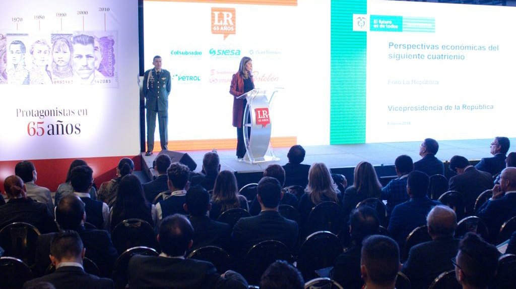 mluciaramirez's tweet photo. Hoy reitero esta invitación al sector empresarial: sumarse a nuestra tarea de lograr igualdad de sueldos para las mujeres cuando se tienen las mismas capacidades que los hombres. Debemos corregir esas desigualdades en la sociedad colombiana. #LaRepública65años https://t.co/biO2irDi5J